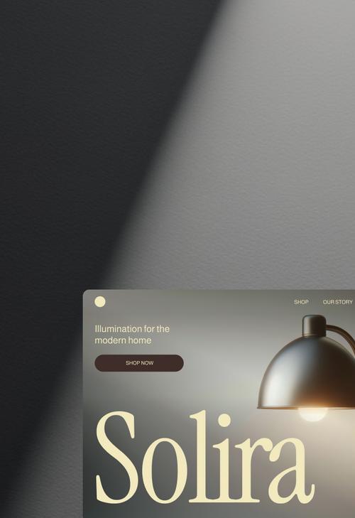 Una moderna homepage di un sito web di articoli d'illuminazione con una grande lampada da scrivania accesa con un paralume a cupola su uno sfondo scuro. Il nome del brand "Solira" è raffigurato con un elegante tipo di carattere sulla parte inferiore. L'intestazione include i link di navigazione per SHOP, OUR STORY e ABOUT, con la tagline "Illumination for the modern home" e un pulsante "SHOP NOW". Il design enfatizza l'illuminazione e le ombre intense, creando un'atmosfera sofisticata.