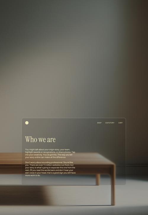 La sezione "Chi siamo" di un sito web visualizzata su un pannello effetto vetro che si sovrappone all'immagine di un tavolino da caffè in legno dallo stile minimalista. Il pannello contiene un testo segnaposto che consiglia come scrivere una storia autentica del brand, con link di navigazione SHOP, OUR STORY e CART in alto. Il testo enfatizza l'autenticità della narrazione e la scelta di non utilizzare un linguaggio professionale generico. La scena è illuminata in modo discreto e soffuso su uno sfondo neutro.